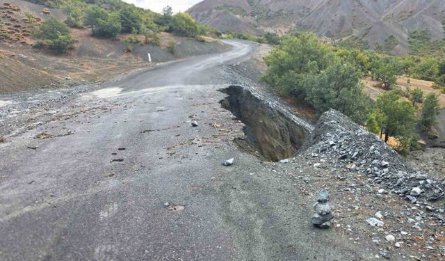 Köy yolunda çökme meydana geldi