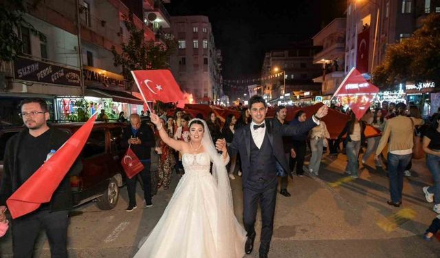 Gelinle damat düğünden önce fener alayına katıldı