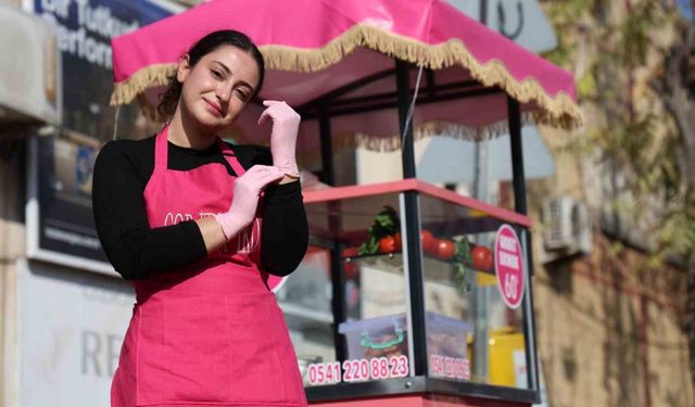 Genç kadın girişimci, pembe tezgahıyla sanayiye renk kattı