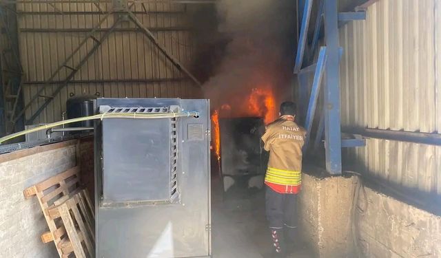 İş yerinde çıkan yangını itfaiye söndürdü