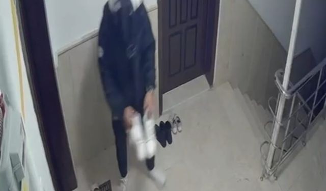 Kapı önündeki ayakkabıyı çalan kurye kameraya yansıdı