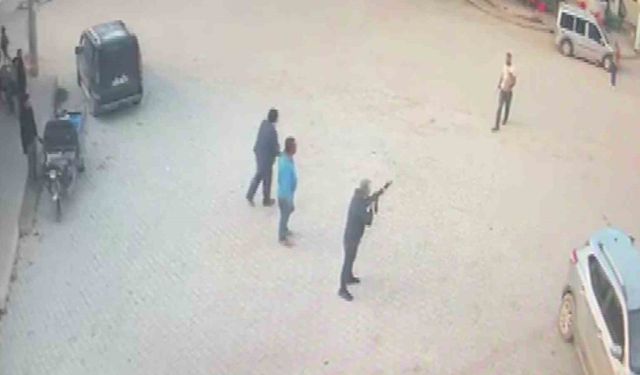 Kendisine silah doğrultan adamın üzerine yürüyüp bıçakla öldü *rdü