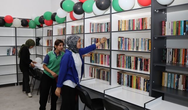 Kitap aşkıyla yola çıktılar, kütüphane kurdular