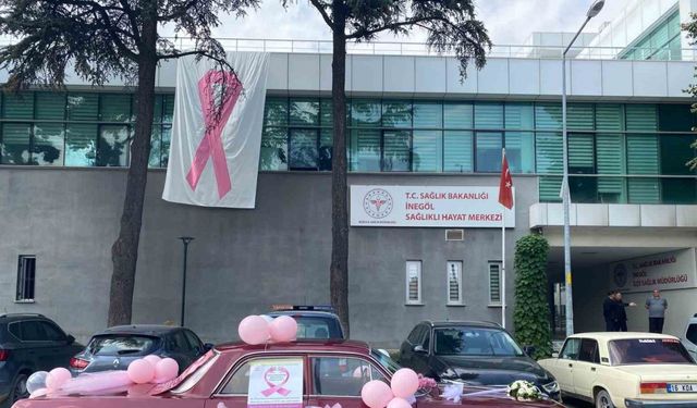 Klasik otomobil ile meme kanserine dikkat çekti