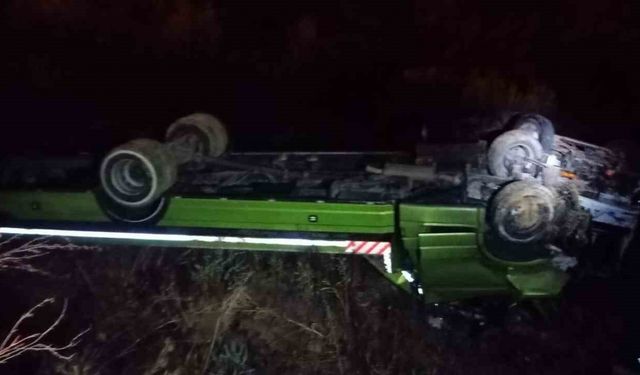 Kontrolden çıkan oto kurtarıcı tarlaya uçtu: 2 yaralı