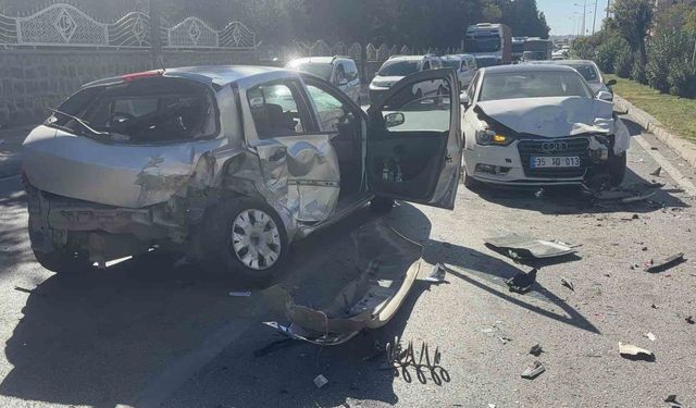 Otomobil karşı şeride uçarak iki otomobile çarptı: 4 yaralı
