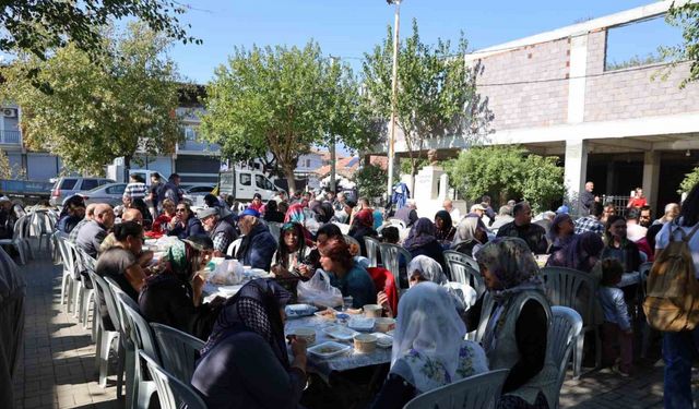 Köyün gençleri ve ihtiyar heyeti, tüm köyü aynı sofrada topladı