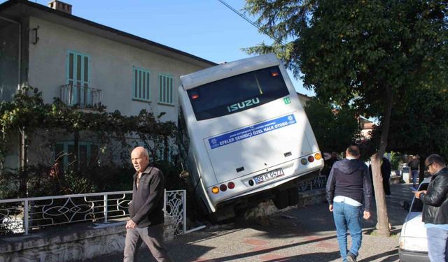 Minibüs evin bahçesine girdi