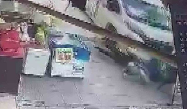 Minibüs kaldırıma çıkıp yayalara çarptı: 2 yaralı