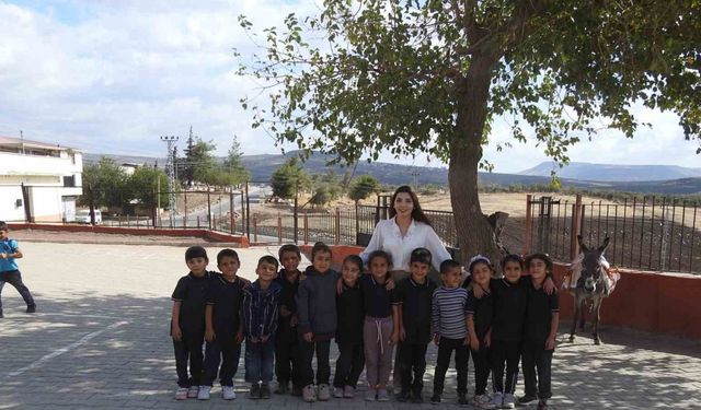 Öğretmen, çocuklara eşekle okuma yazmayı sevdirdi