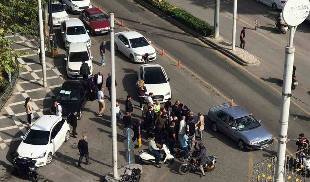 Önce çocuğa çarptı, sonra da otomobilini park etme bahanesiyle kaçtı