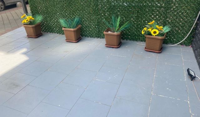 Önce iş yerini kontrol etti sonra yapay çiçekleri çaldı