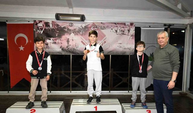 Minik satranç ustaları kupalarına kavuştu