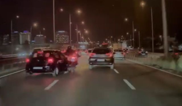 Otomobilin çarptığı motosikletli böyle savruldu