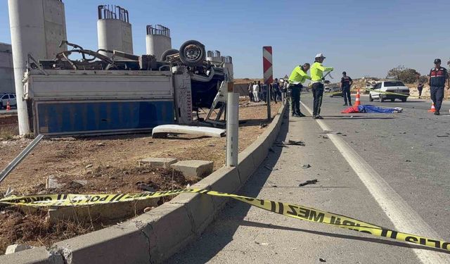 Otomobille çarpışan kamyonet ters döndü: 1 ölü, 1 yaralı