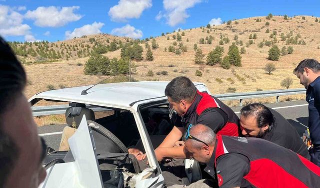 Otomobiller kafa kafaya çarpıştı: 1’i ağır, 4 yaralı