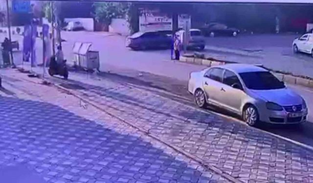 Otomobillerin kafa kafaya çarpıştığı kazada 2 kişi yaralandı, o anlar kamerada