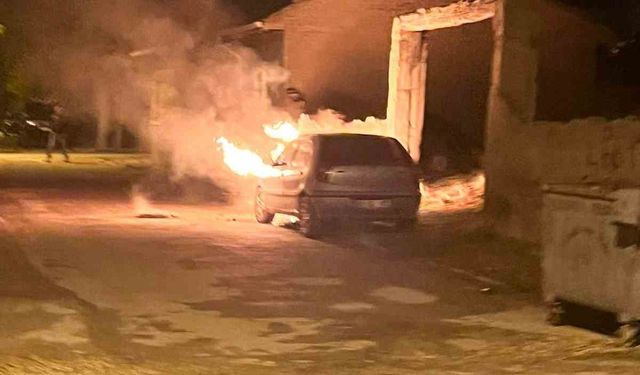Park halindeki otomobil alev alev yandı