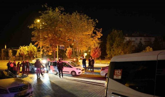 Seyir halindeki kamyonetin kasasından düştü