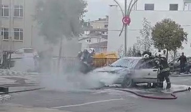 Seyir halindeki otomobilin motorunda yangın