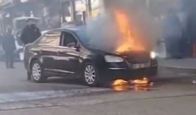Park halindeki otomobil alev aldı