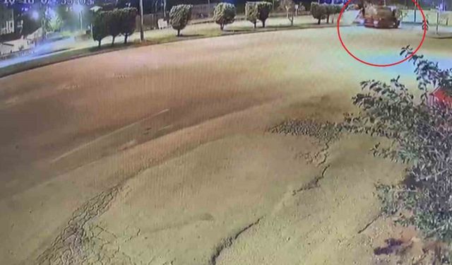 Su tankerine çarpan kamyonetin sürücüsünün öldüğü kaza anı kamerada