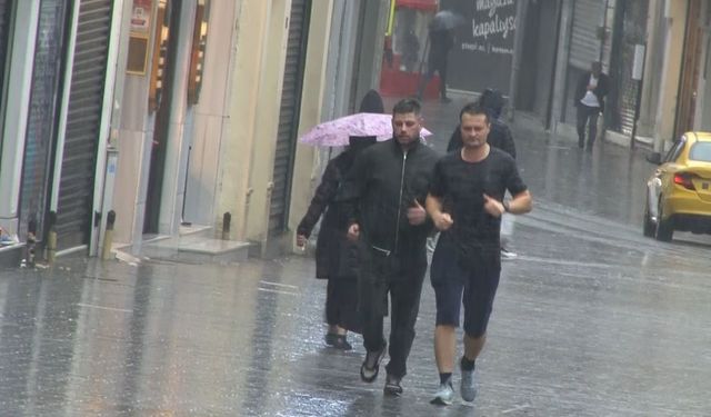 Sağanak yağış vatandaş ve turistlere zor anlar yaşattı