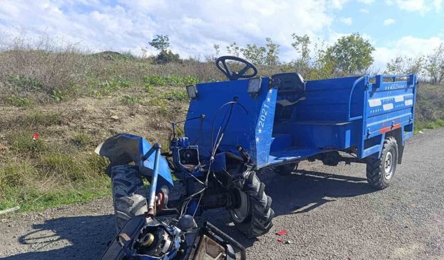 Tarım aracı ile motosiklet kafa kafaya çarpıştı: 2 yaralı