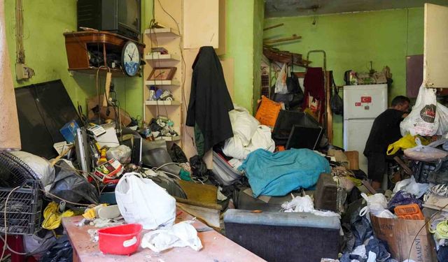 Bir evden 28 ton çöp çıkarıldı