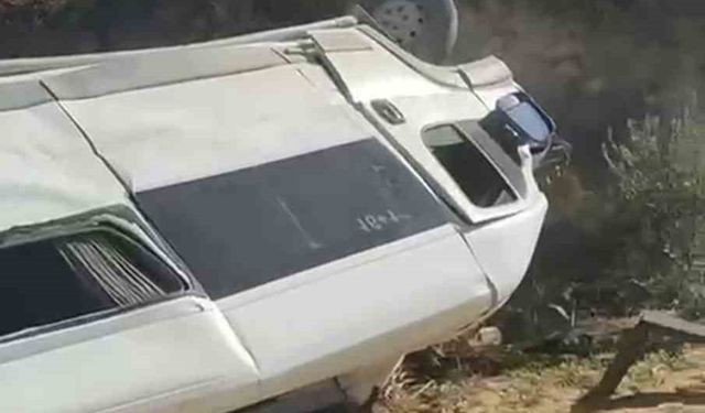 Uçurumdan yuvarlanan servisin sürücüsü yaralandı