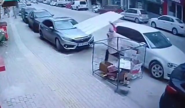 Üzerine uçan çatıya böyle feyk attı