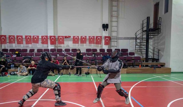 Video oyunu merakı baba-oğlu kılıç sporunda buluşturdu