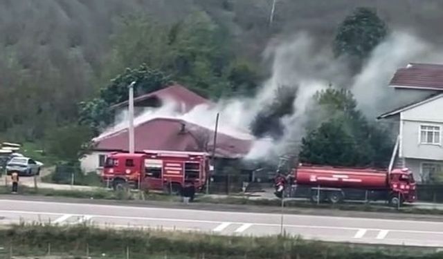 Yangında tek katlı ev kullanılamaz hale geldi