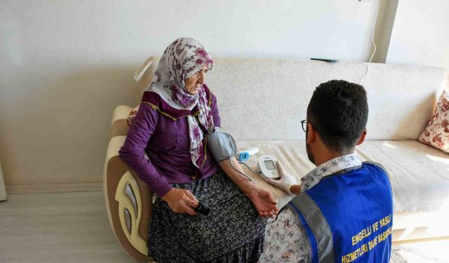 Yaşlılara tansiyon aleti dağıtıldı, evde sağlık hizmeti verildi