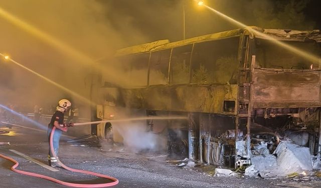 Yolcu otobüsü yanarak demir yığınına döndü