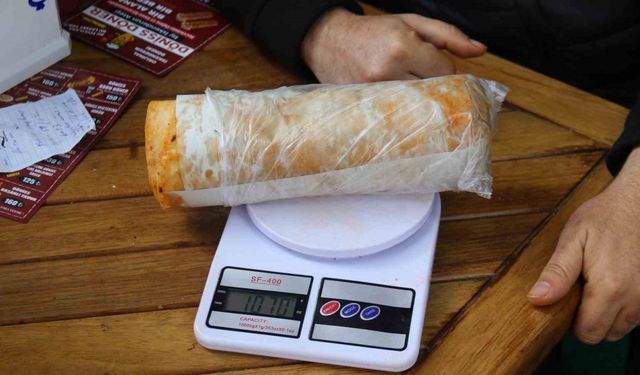 1 kiloluk tavuk dürümü 150 TL’ye satan esnaf taleplere yetişemiyor