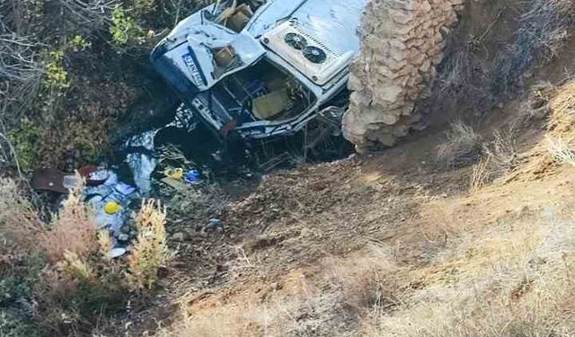 Öğrenci servisi uçuruma yuvarlandı: 14 yaralı
