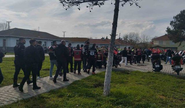 300 motosikletli, konvoyla şehit ailesine taziyede bulundu