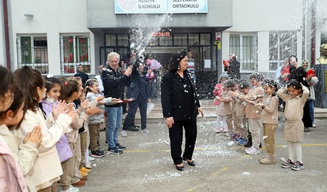 39 yıllık eğitimciye unutulmaz veda: Gözyaşlarıyla uğurlandı