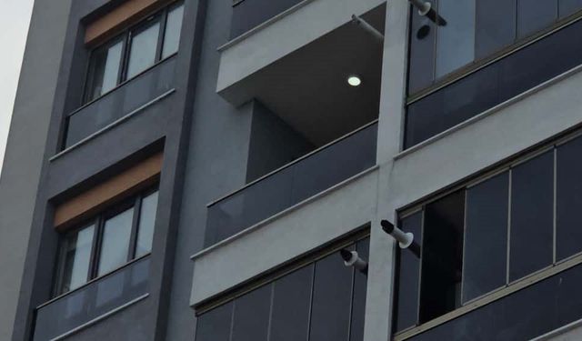 Belediye başkanının makam aracının üzerine düştü