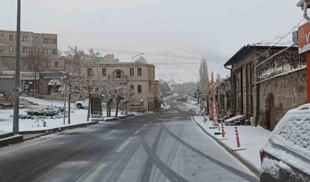 Kar yağışı beldeyi beyaza bürüdü