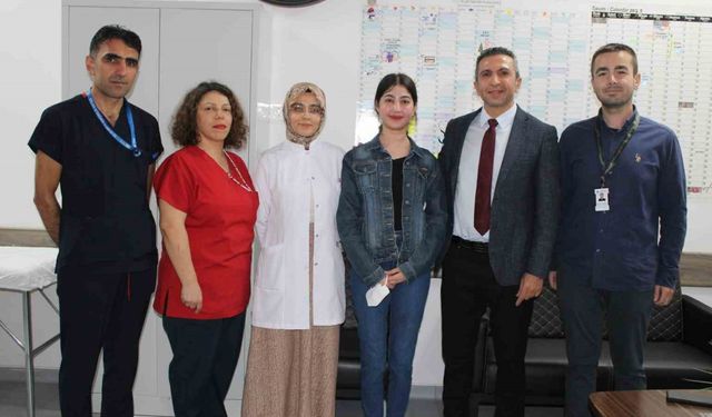 Annesinin böbreğiyle hayata tutundu