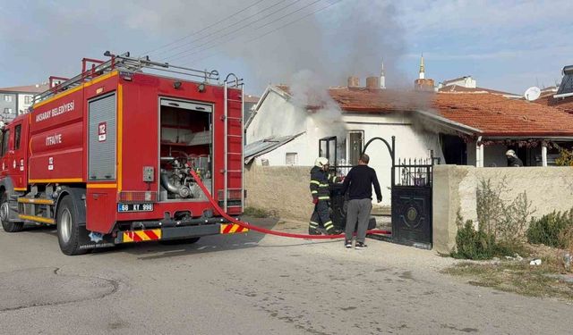 Annesinin evini ateşe verip kaçtı