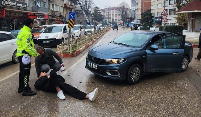 Otomobille çarpışan motosiklet sürücüsü yaralandı