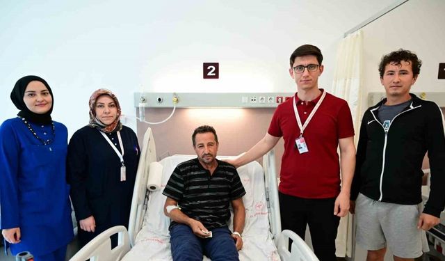 Çekiç kullanırken gözüne metal parça saplandı