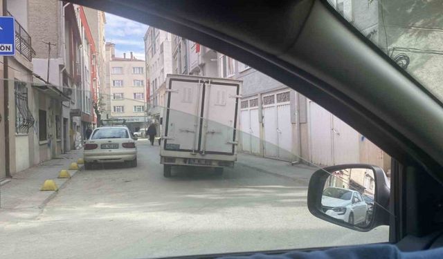 Devrilecekmiş gibi gözüken kamyon tedirginlik oluşturdu