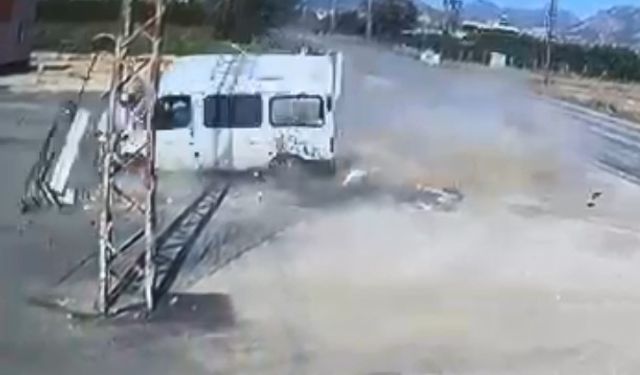Devrilen minübüsün sürücüsü yaralandı: Kaza anı kamerada