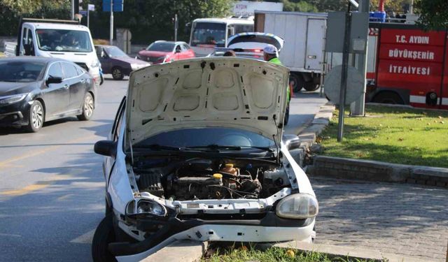 Direksiyon hakimiyeti kaybolan ehliyetsiz sürücü refüje çarptı