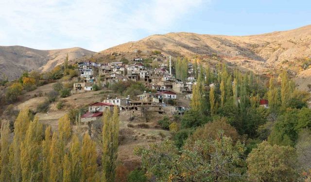 Asırlık kerpiç evler arasında renk cümbüşü