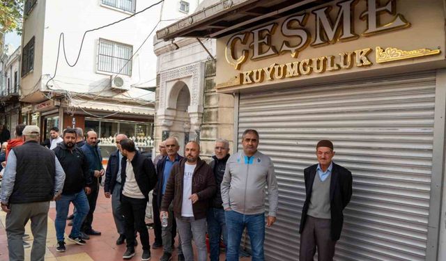 Dolandırıldıklarını iddia eden kuyumcu mağdurları dükkan önünde toplandı